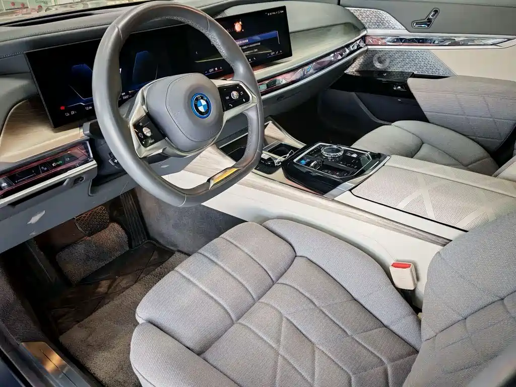BMW i7 2023 xDrive60L Luxury Package купить на сайте DeffCars
