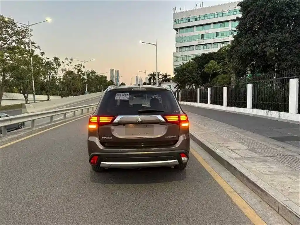 Outlander 2016 2.4L four-wheel drive luxury version 7 seats купить на сайте DeffCars