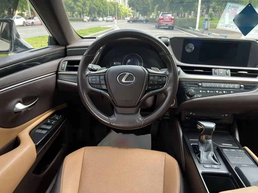 Lexus ES 2018 300h Excellence Edition National VI купить на сайте DeffCars
