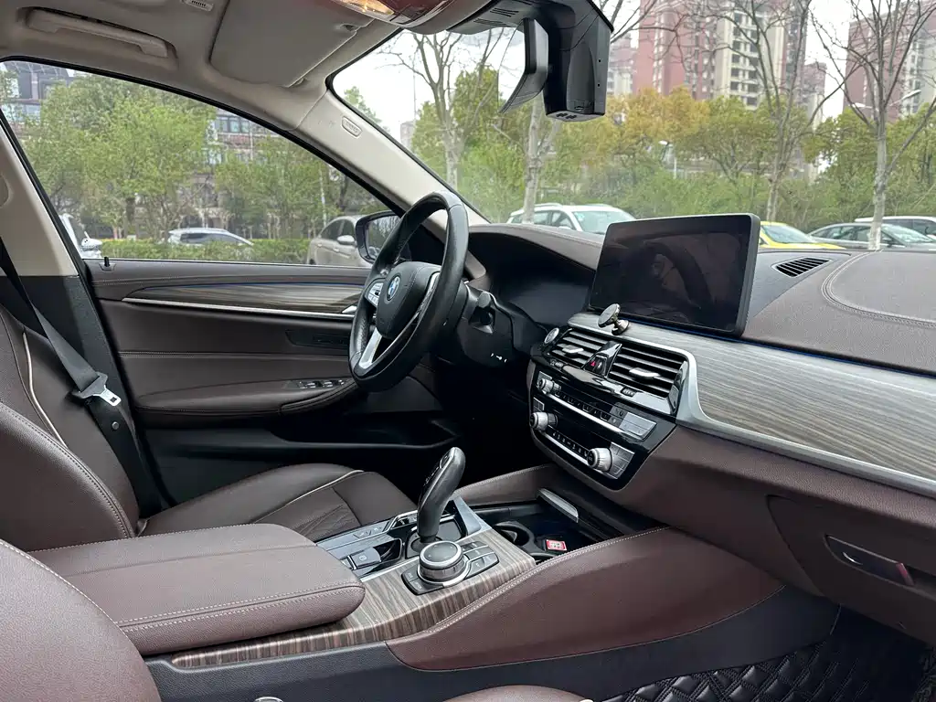 BMW 5 Series New Energy 2022 Model 535Le Luxury Package купить на сайте DeffCars