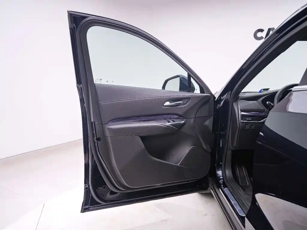 Cadillac XT4 2022 28T two-wheel drive fashion model купить на сайте DeffCars
