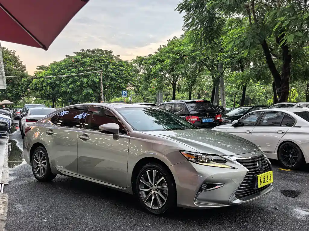Lexus ES 2015 300h Deluxe Edition купить на сайте DeffCars