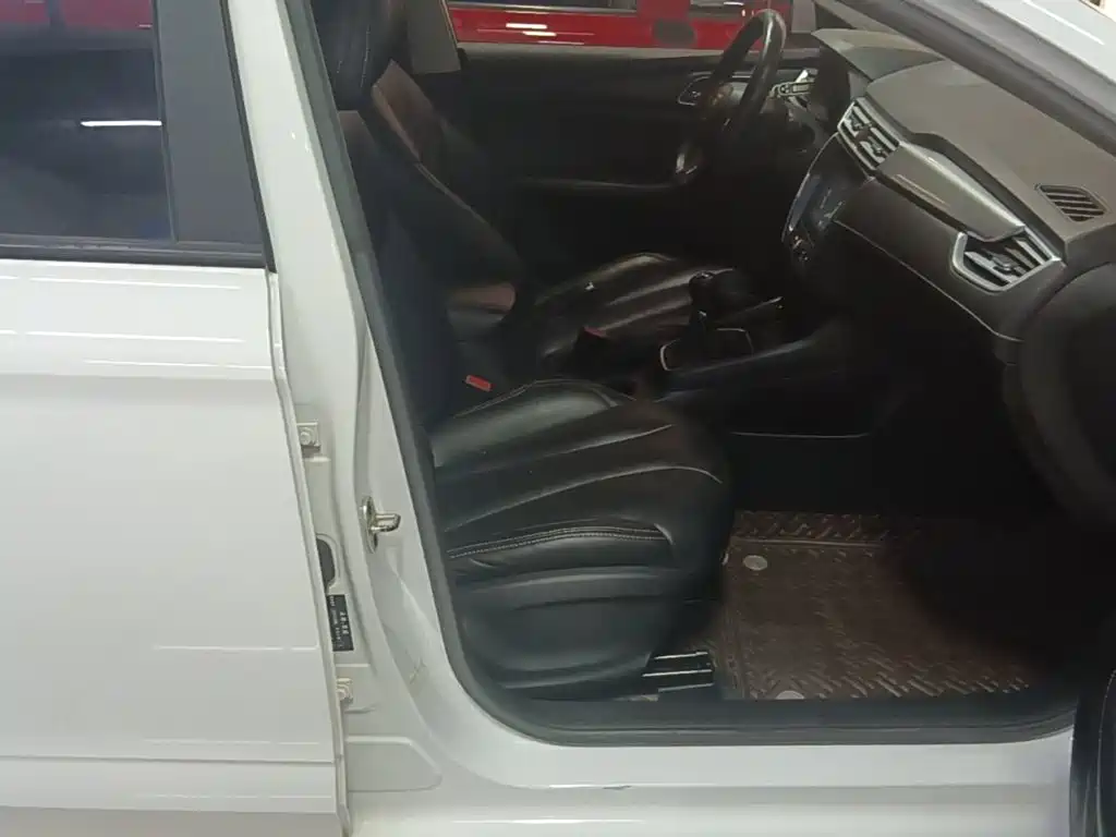 ROEWE i5 2020 1.5L Manual 4G Internet Leading Edition купить на сайте DeffCars