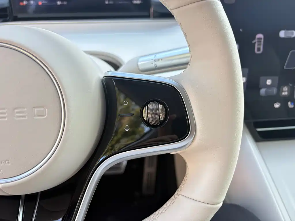 Zhijie R7 2025 extended range 331km Ultra купить на сайте DeffCars