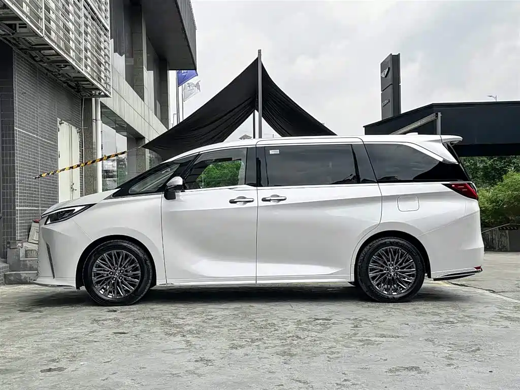 Lexus LM 2025 500h six-seater premium version купить на сайте DeffCars