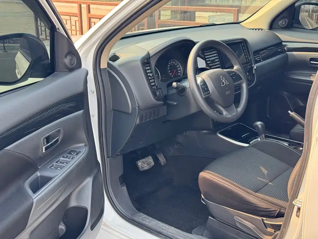 Outlander 2021 facelift 2.0L 2WD smooth version 5 seats купить на сайте DeffCars