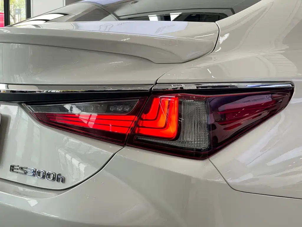 Lexus ES 2021 300h Executive Edition купить на сайте DeffCars