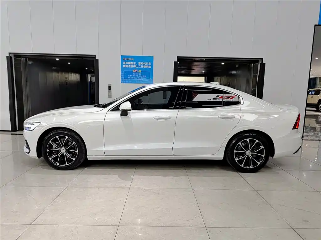 Volvo S60 2022 B4 Zhiyi Luxury Edition купить на сайте DeffCars