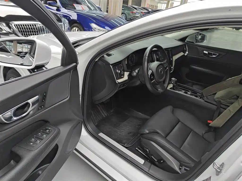 Volvo S60 2020 T4 Zhiyuan Luxury Edition купить на сайте DeffCars