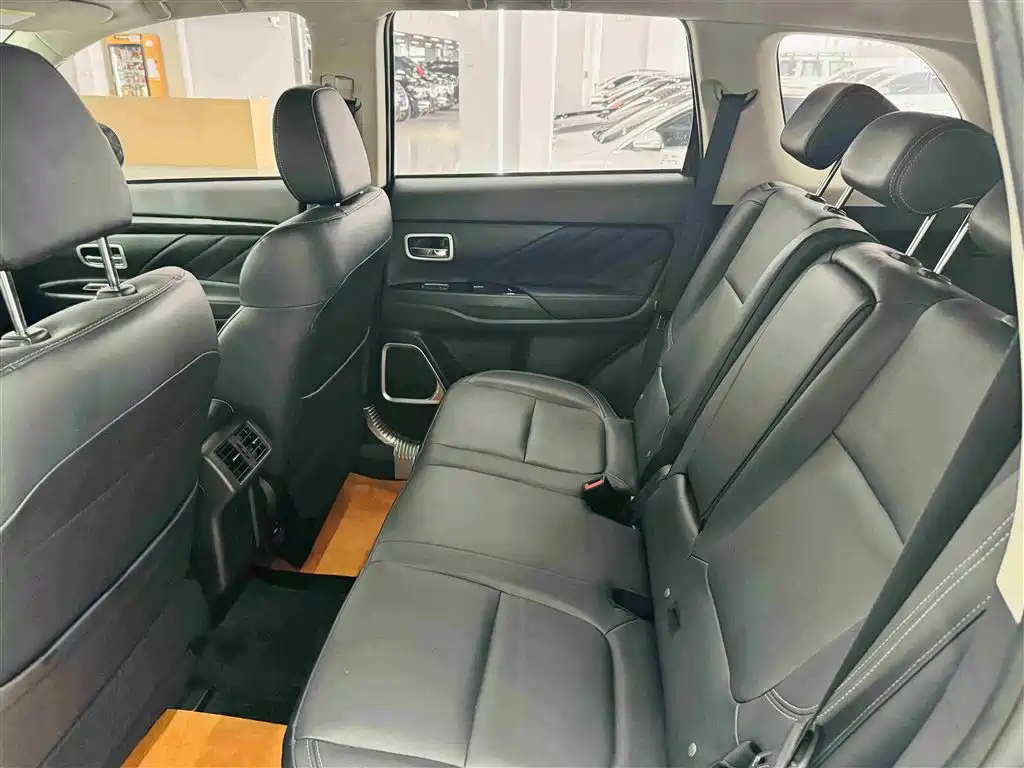 Outlander 2019 2.4L four-wheel drive exclusive version, 5 seats, National V купить на сайте DeffCars