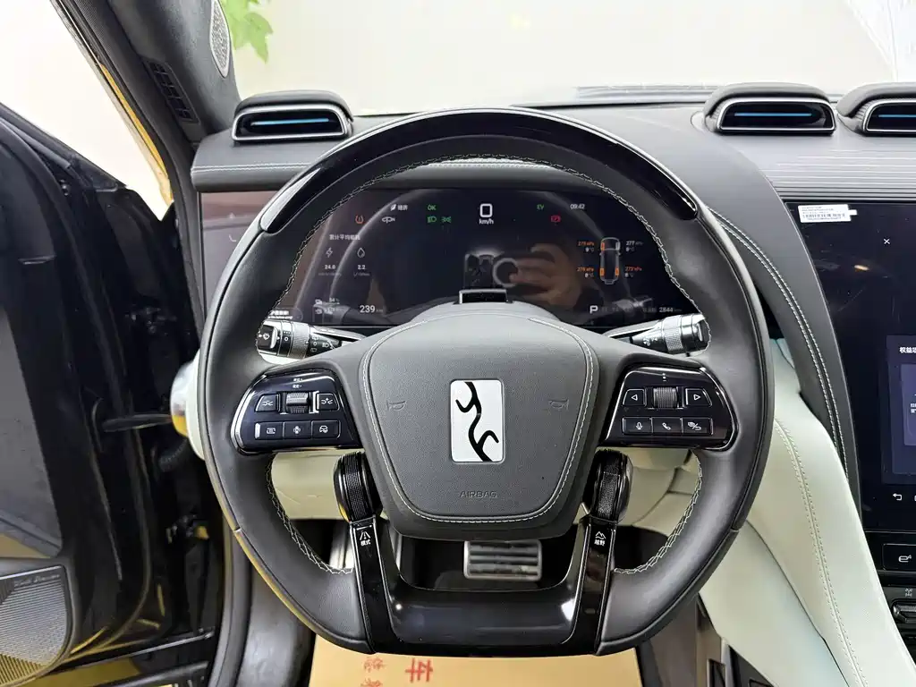 Looking up at U8 2024 Off-Road Player Edition купить на сайте DeffCars