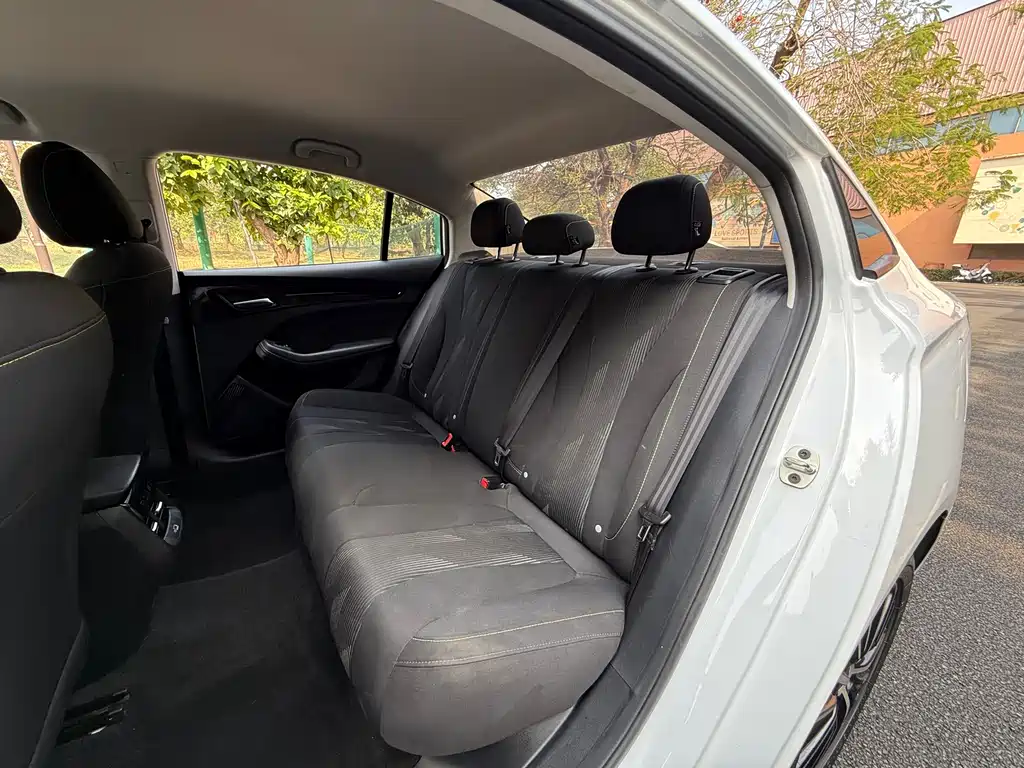 Roewe i5 2021 1.5L manual platinum version купить на сайте DeffCars