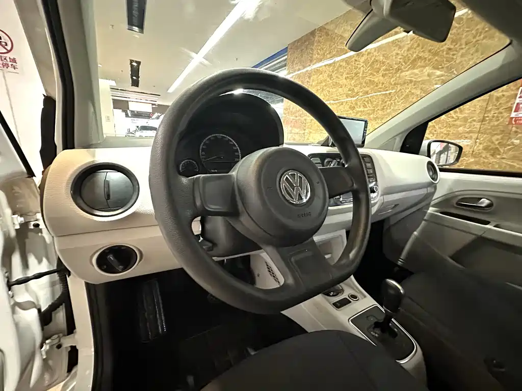 Volkswagen up! 2015 1.0L move up! купить на сайте DeffCars