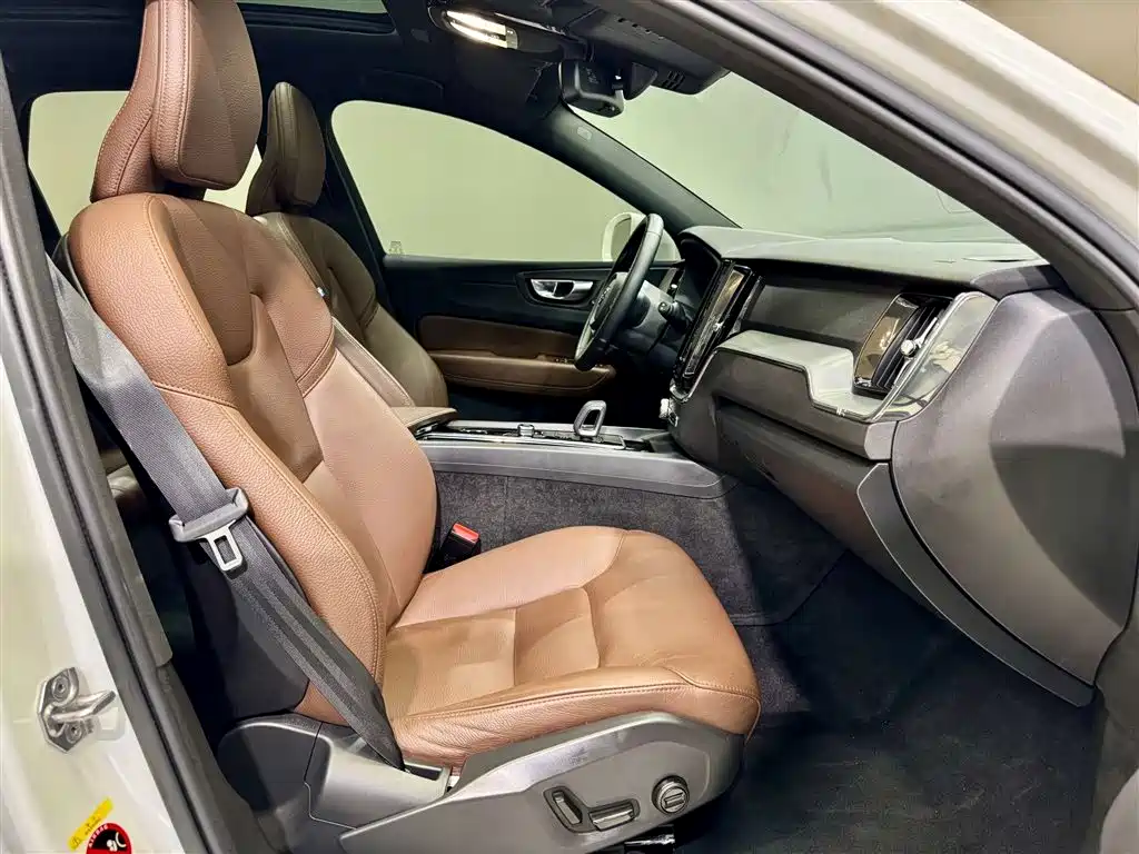 Volvo XC60 2022 B5 four-wheel drive Zhiyi Luxury Edition купить на сайте DeffCars