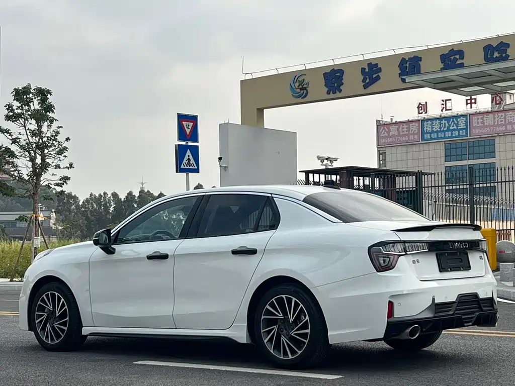 Lynk & Co 03 2022 1.5TD DCT Pro купить на сайте DeffCars