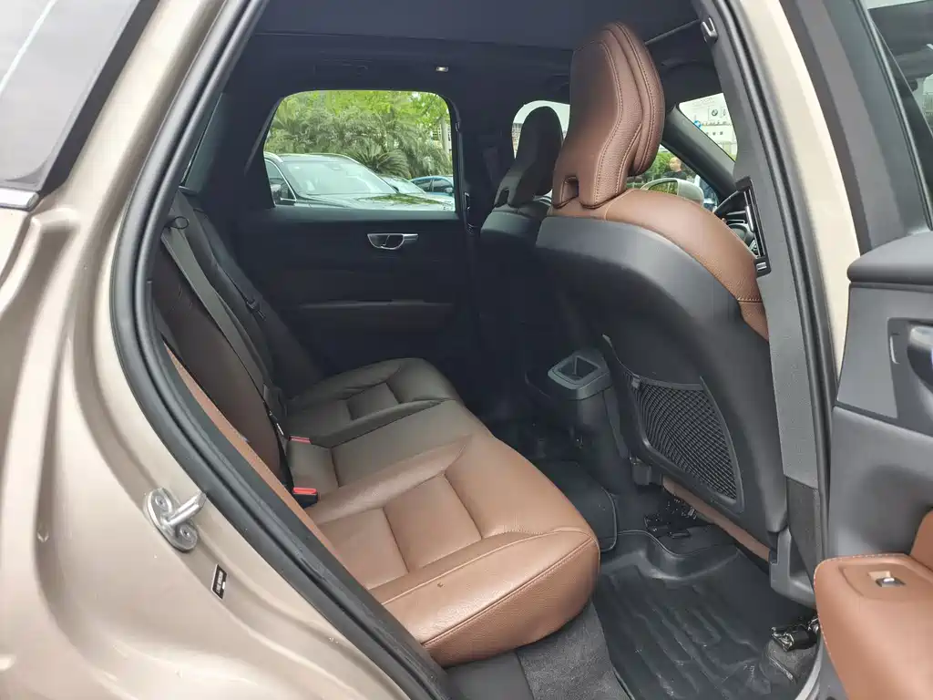 Volvo XC60 2023 B5 four-wheel drive Zhiyuan Deluxe Edition купить на сайте DeffCars