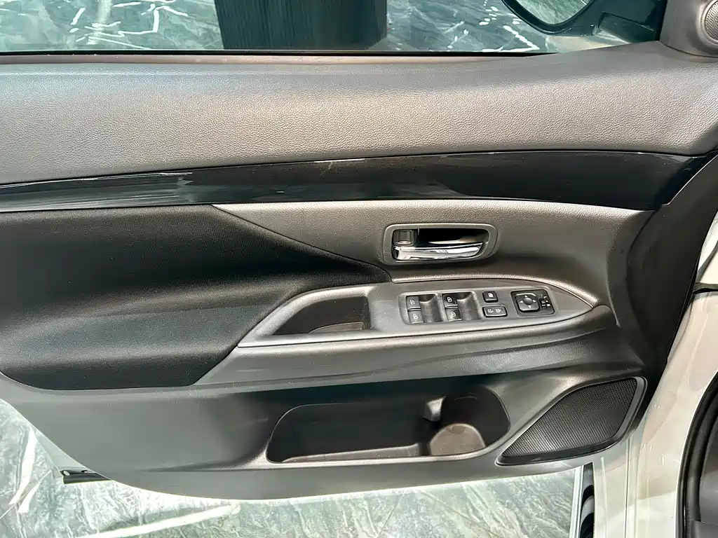 Outlander 2021 facelift 2.0L 2WD smooth version 5 seats купить на сайте DeffCars