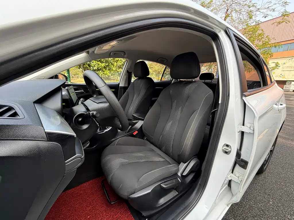 Roewe i5 2021 1.5L manual platinum version купить на сайте DeffCars