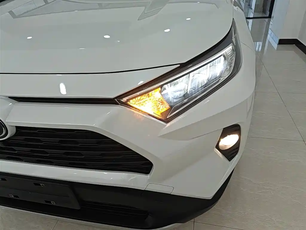 RAV4 Rongfang 2022 2.0L CVT two-wheel drive fashion version купить на сайте DeffCars