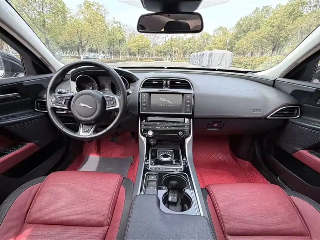 Jaguar XE 2017 2.0T 200PS R-Sport купить на сайте DeffCars
