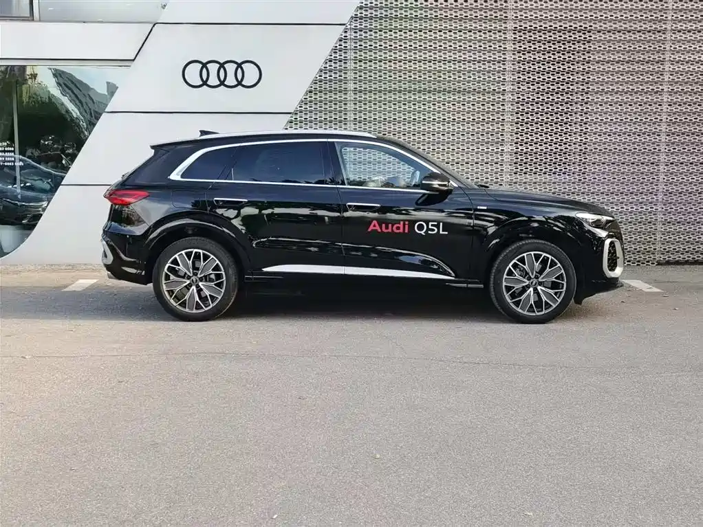 Audi Q5L 2026 2.0T Exclusive Edition for Ten Million Users купить на сайте DeffCars