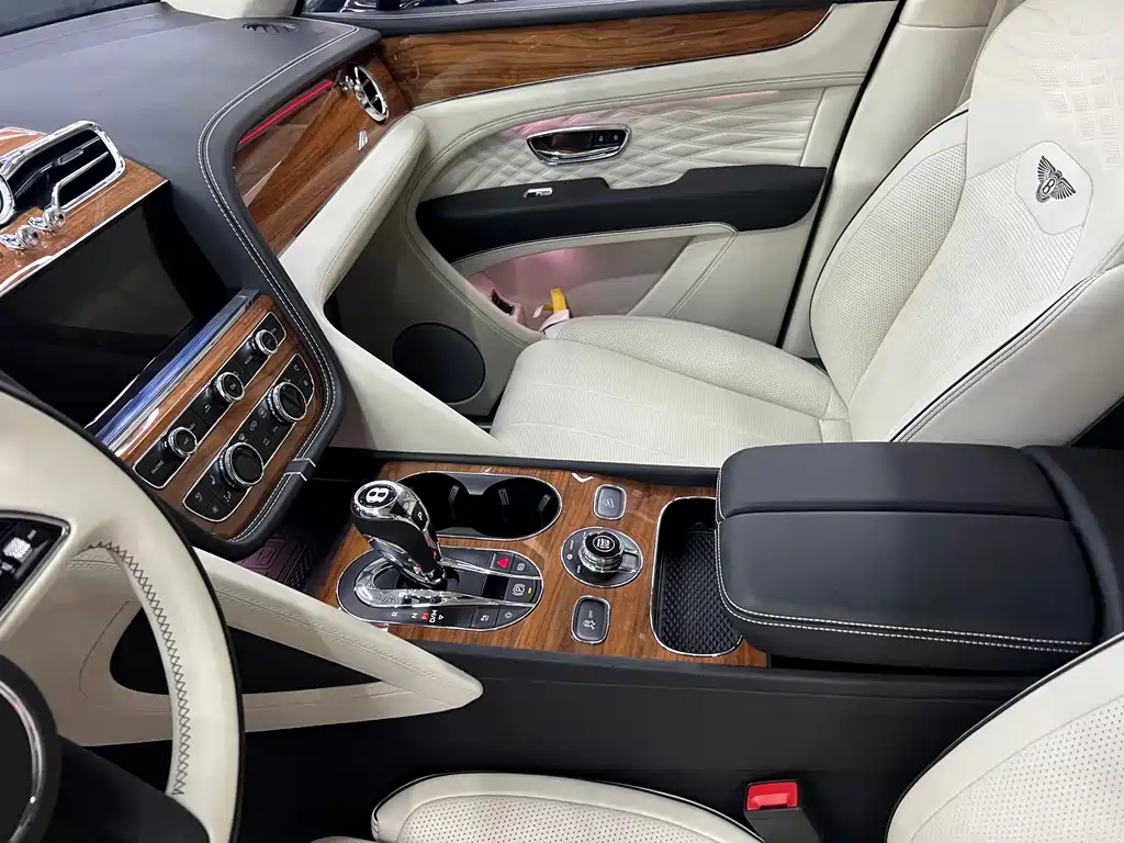Bentayga 2024 4.0T V8 купить на сайте DeffCars