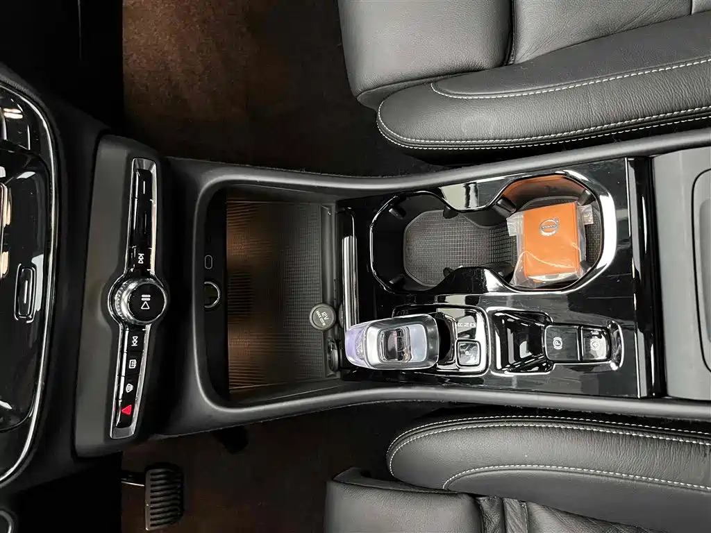 Volvo XC40 2023 B4 four-wheel drive Zhiyuan Deluxe Edition купить на сайте DeffCars
