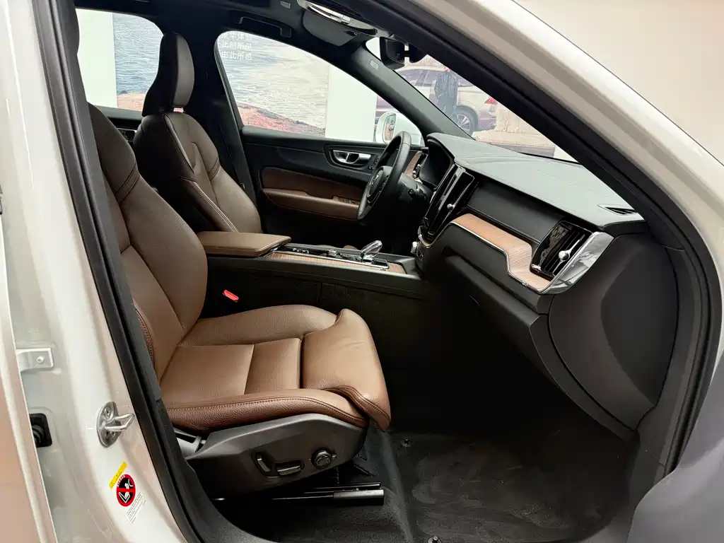 Volvo XC60 2024 B5 four-wheel drive Zhiyuan Deluxe Edition купить на сайте DeffCars