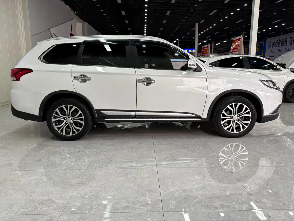 Outlander 2016 2.4L four-wheel drive luxury version 7 seats купить на сайте DeffCars