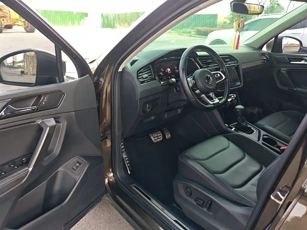 Tiguan L 2021 330TSI automatic two-wheel drive R-Line version купить на сайте DeffCars