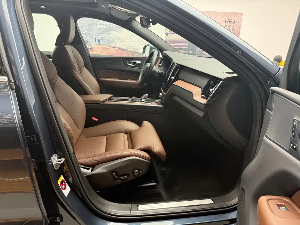 Volvo XC60 2025 B5 four-wheel drive Zhiyuan luxury version купить на сайте DeffCars