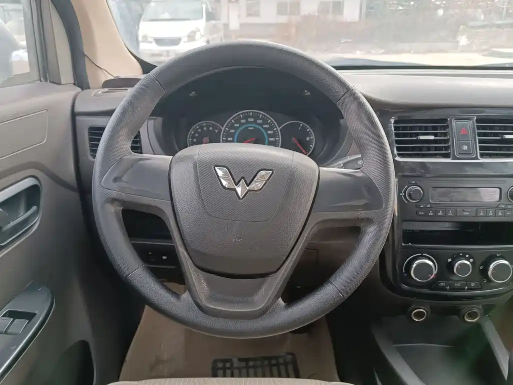 Wuling Rongguang V 2016 1.5L standard model купить на сайте DeffCars