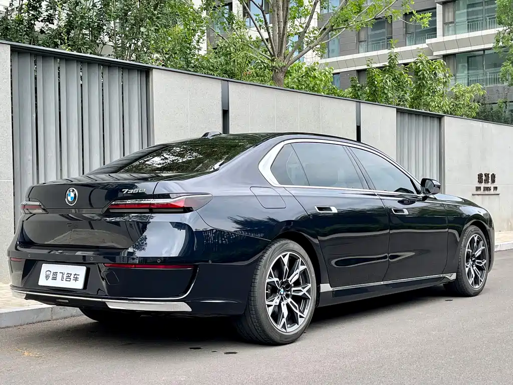 BMW 7 Series 2023 735Li Luxury Package купить на сайте DeffCars