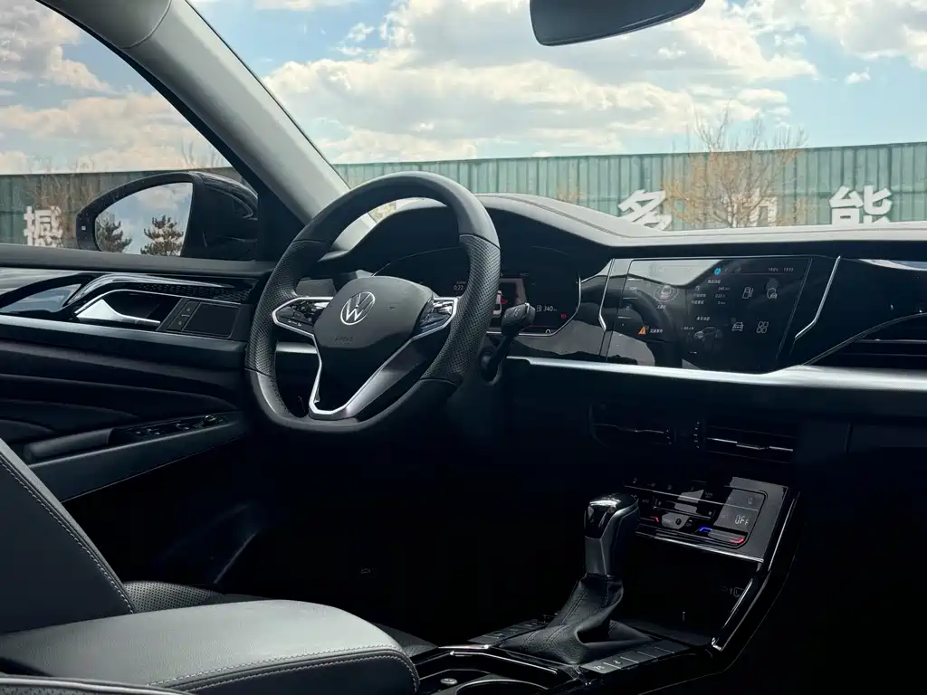 Passat 2023 330TSI Deluxe Edition купить на сайте DeffCars