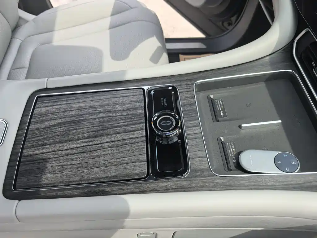 Wenjie M9 2024 extended range Ultra version 52kWh 6-seater version купить на сайте DeffCars