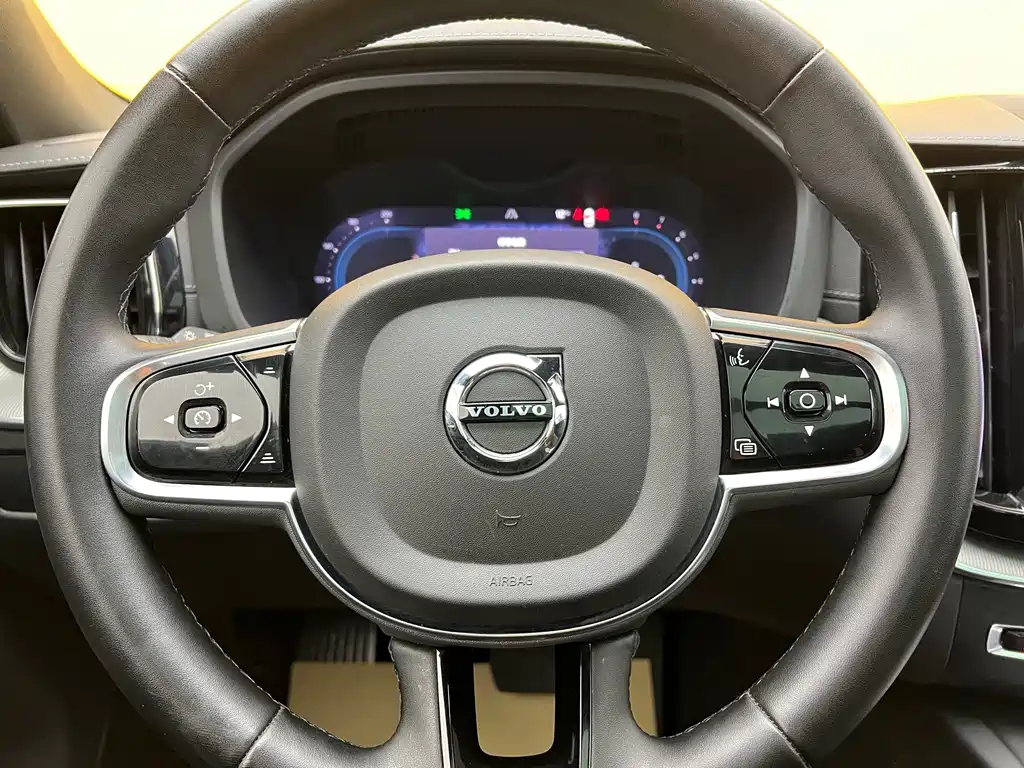 Volvo XC60 2023 B5 four-wheel drive Zhiyuan Sports Edition купить на сайте DeffCars