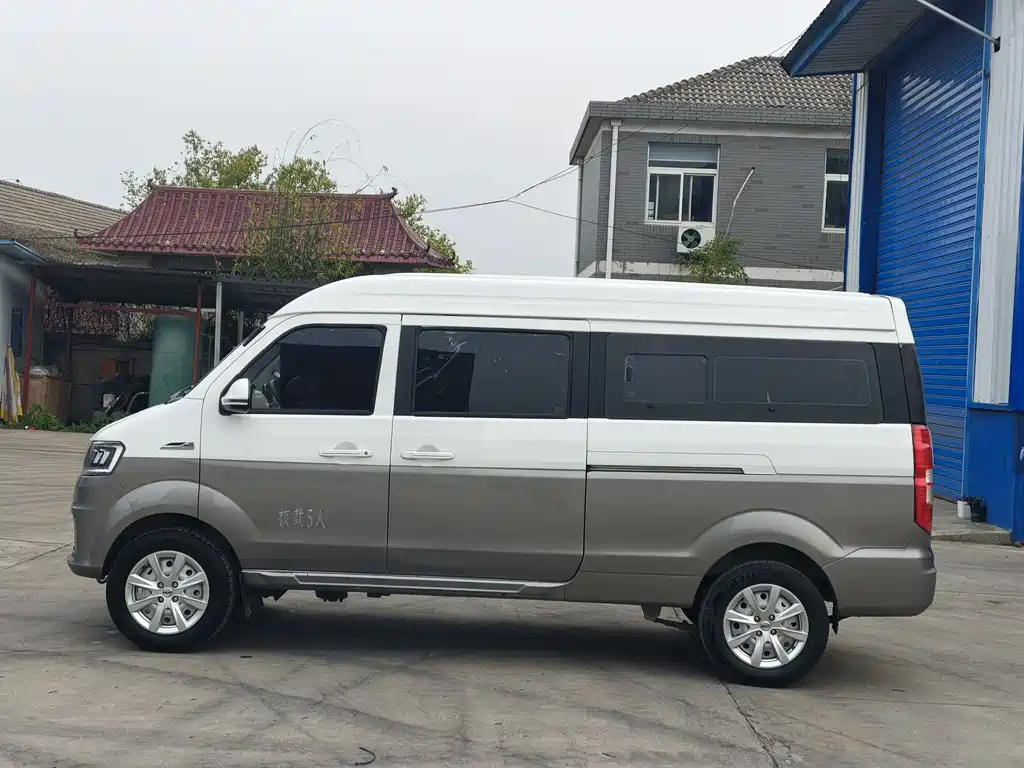 New Hiace S 2023 1.5L Fortune Edition Bus 5/6/7 Seats Central Air Conditioning Version SWC15M купить на сайте DeffCars