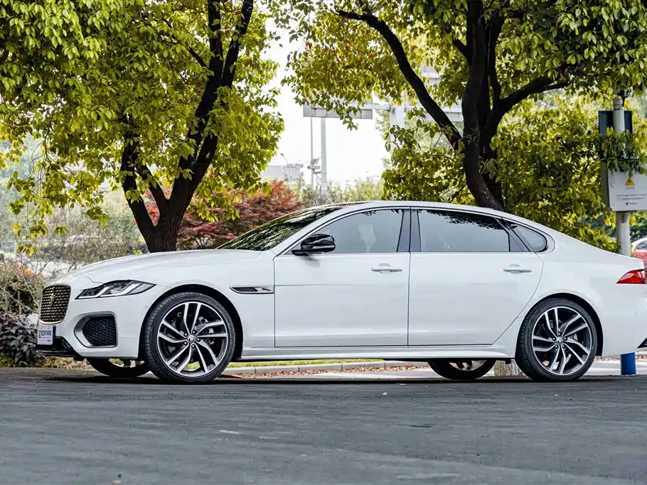 Jaguar XFL 2024 2.0T P300 four-wheel drive flagship sports gold version купить на сайте DeffCars