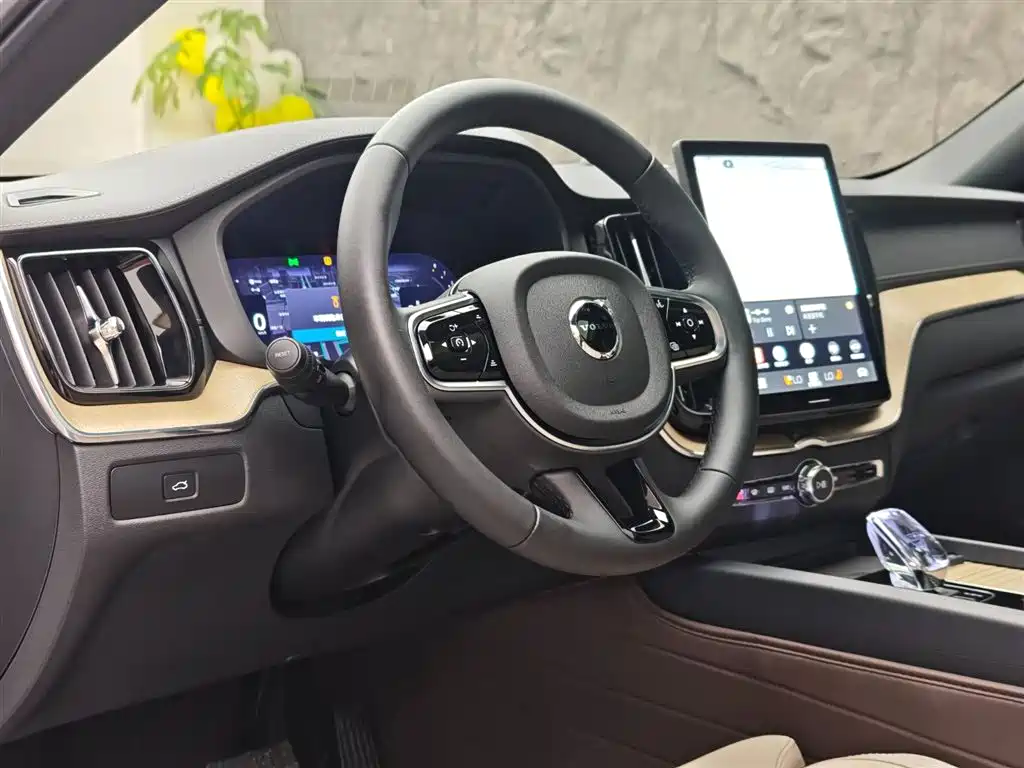 Volvo XC60 2025 B5 four-wheel drive Zhiyi Luxury Edition купить на сайте DeffCars