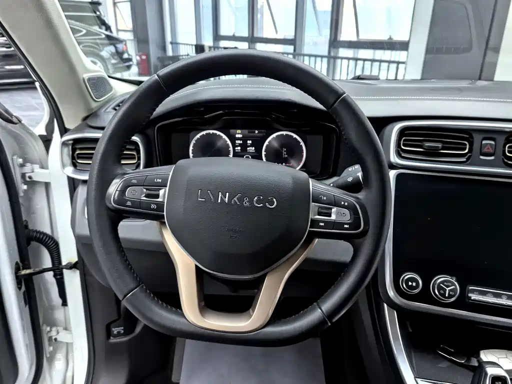 Lynk & Co 01 2017 2.0T two-wheel drive Pro version купить на сайте DeffCars
