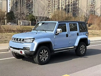Beijing off-road BJ40 2023 2.0T automatic two-wheel drive city hunter version knight type купить на сайте DeffCars