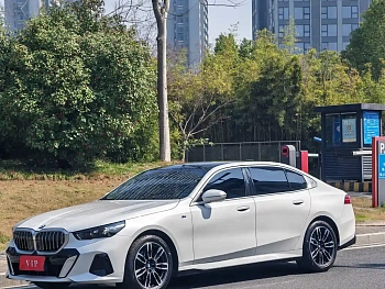 BMW 5 Series 2024 525Li M Sports Package купить на сайте DeffCars