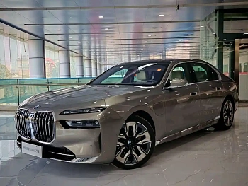 BMW i7 2023 xDrive60L Luxury Package купить на сайте DeffCars