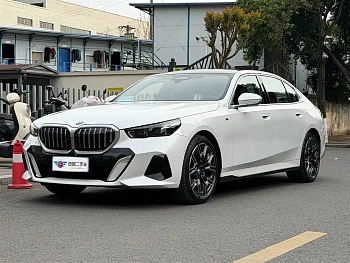 BMW 5 Series 2025 530Li Exclusive M Sports Package купить на сайте DeffCars
