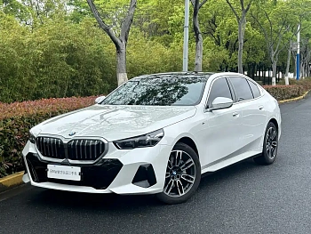 BMW 5 Series 2025 530Li Leading M Sports Package купить на сайте DeffCars
