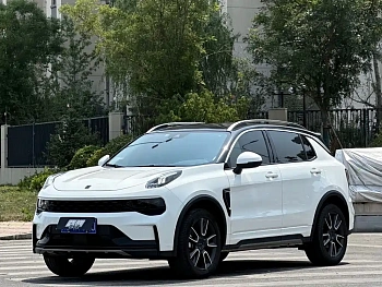 Lynk & Co 01 2023 2.0TD Two-wheel drive Pro купить по цене 2 441 990 ₽  на сайте DeffCars