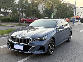 BMW 5 Series 2025 530Li Leading M Sports Package купить на сайте DeffCars