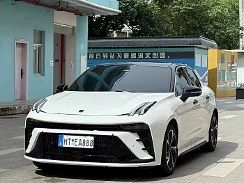 Lynk & Co 03 2023 model 1.5TD DCT Power Pro купить по цене 2 378 374 ₽  на сайте DeffCars