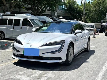 Looking up at U7 2025 EV five-seater luxury version купить на сайте DeffCars